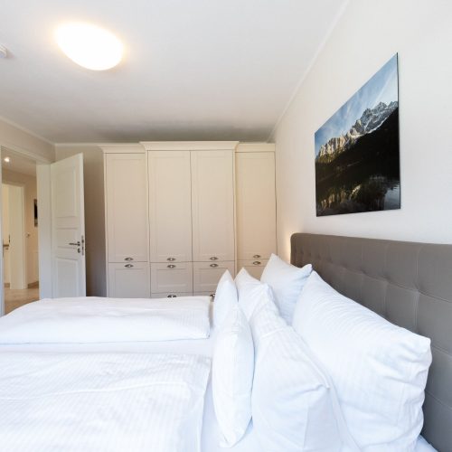 Doppelzimmer mit Kleiderschrank in Ferienwohnung in Garmisch-Partenkirchen