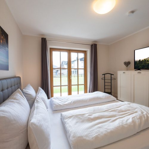 Doppelbett mit Fernseher in Ferienwohnung in Garmisch-Partenkirchen