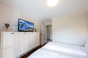 Doppeltet mit Fernseher in Ferienwohnung in Garmisch-Partenkirchen