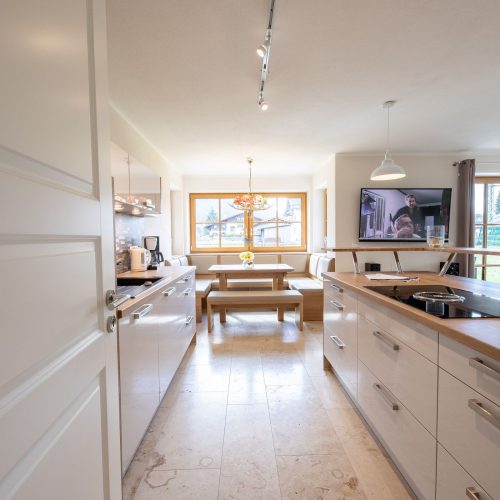 Küche mit Fernseher in Ferienwohnung in Garmisch-Partenkirchen