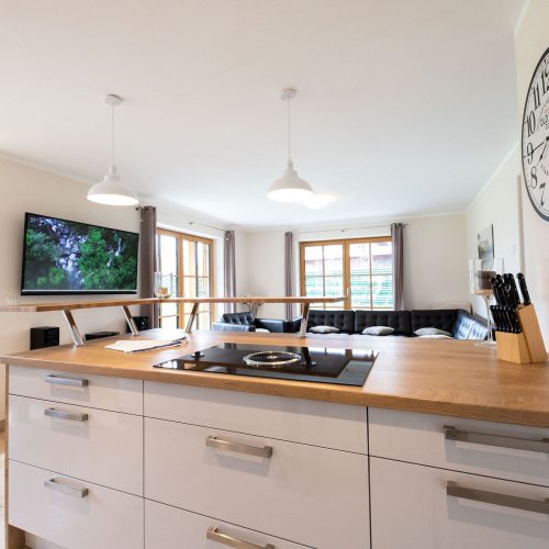 Kücheninsel mit Fernseher in Ferienwohnung in Garmisch-Partenkirchen