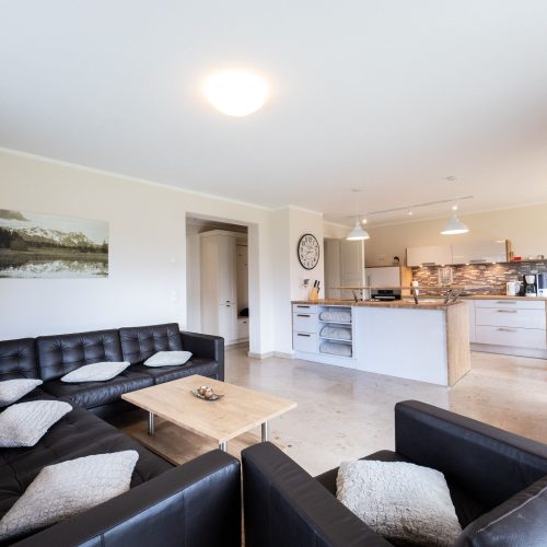 großes schwarzes Sofa in Ferienwohnung in Garmisch-Partenkirchen