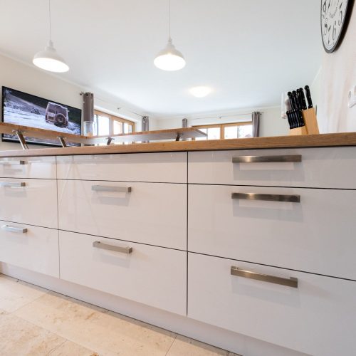 Küche mit Schubladen in Ferienwohnung in Garmisch-Partenkirchen