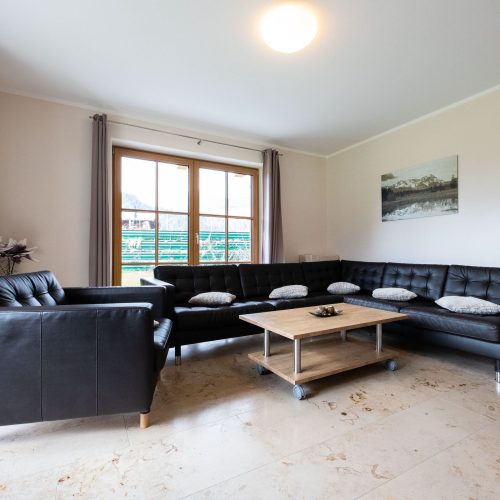 schwarzes Sofa mit Couchtisch in Ferienwohnung in Garmisch-Partenkirchen