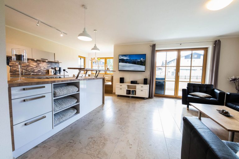 Fernseher im offenen Wohnbereich in Ferienwohnung in Garmisch-Partenkirchen