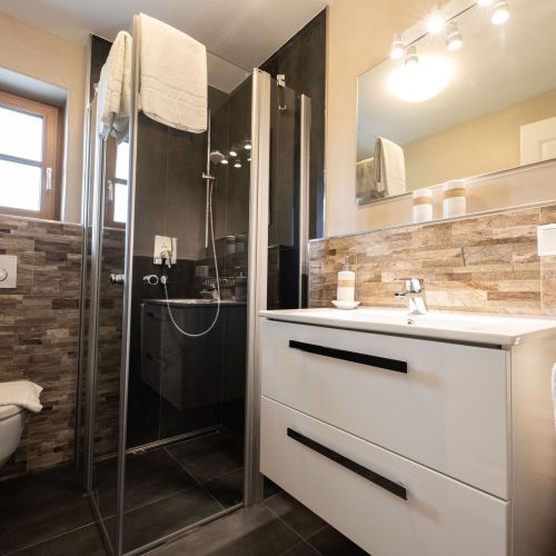 Badezimmer mit großem Spiegel in Ferienwohnung in Garmisch-Partenkirchen