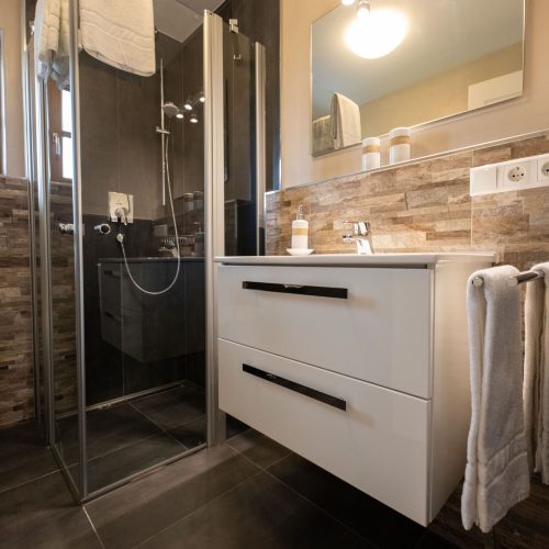 Waschbecken mit Schubladen in Ferienwohnung in Garmisch-Partenkirchen