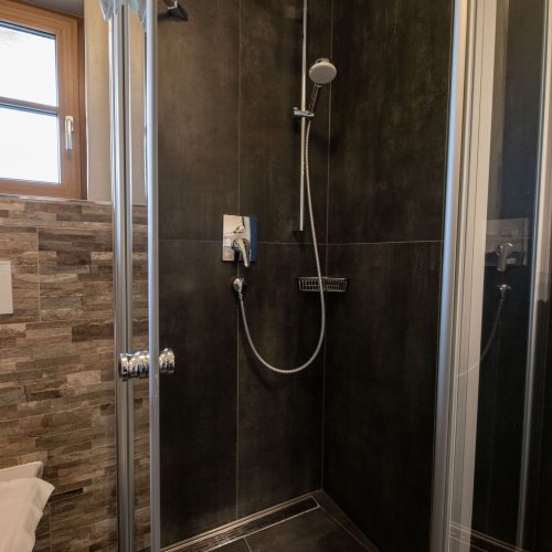 Dusche in Schwarz in Ferienwohnung in Garmisch-Partenkirchen