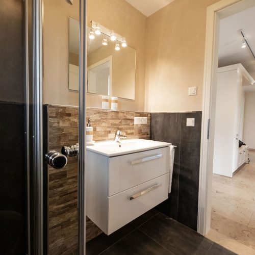 Küche mit Dusche in Ferienwohnung in Garmisch-Partenkirchen