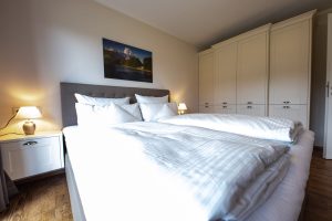 Doppelbett mit Kleiderschrank in Ferienwohnung in Garmisch-Partenkirchen