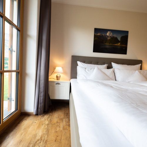 Doppelbett mit Bild in Ferienwohnung in Garmisch-Partenkirchen