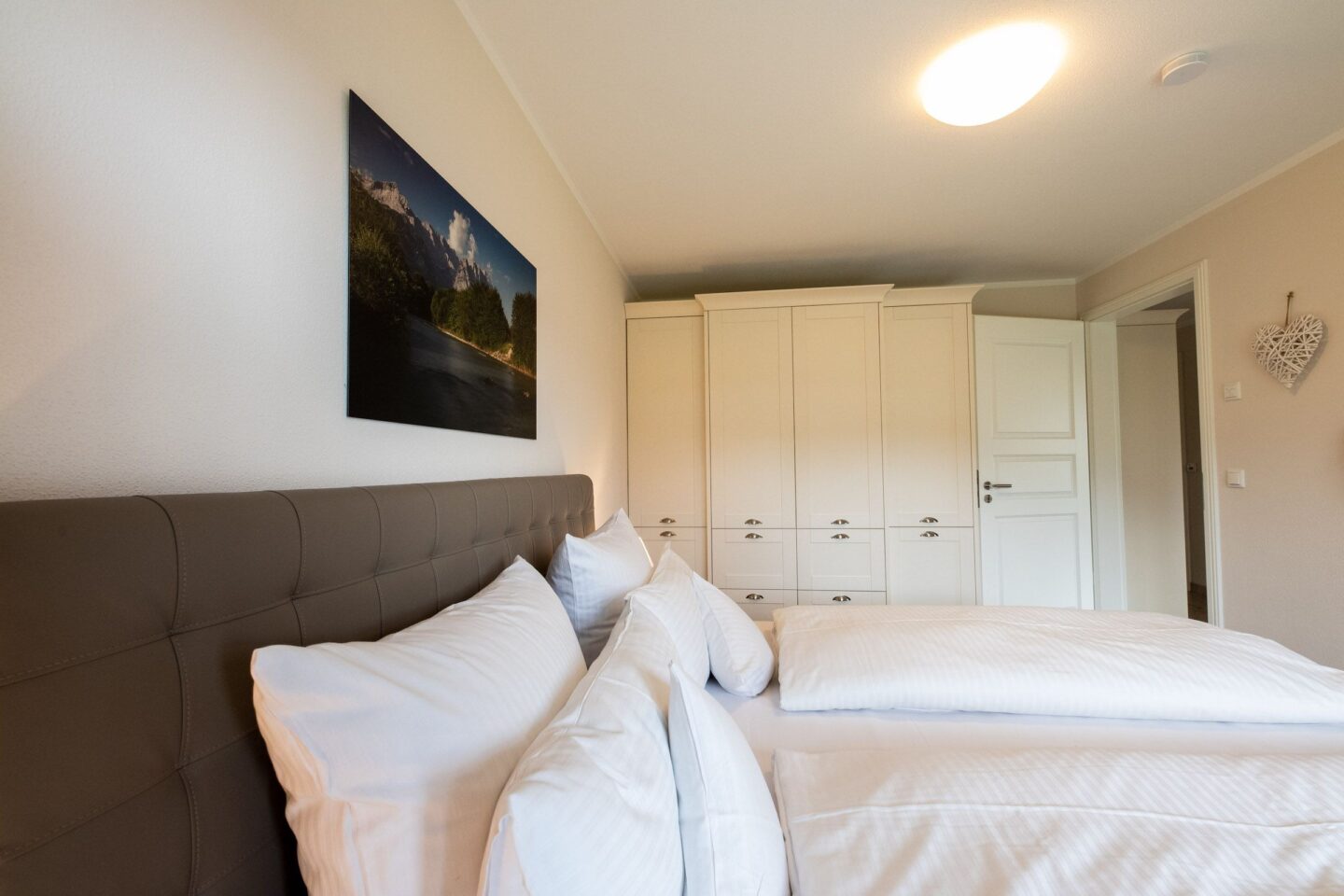 Doppelbett und Kleiderschrank in Ferienwohnung in Garmisch-Partenkirchen