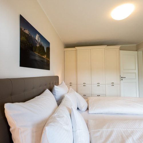Doppelbett und Kleiderschrank in Ferienwohnung in Garmisch-Partenkirchen