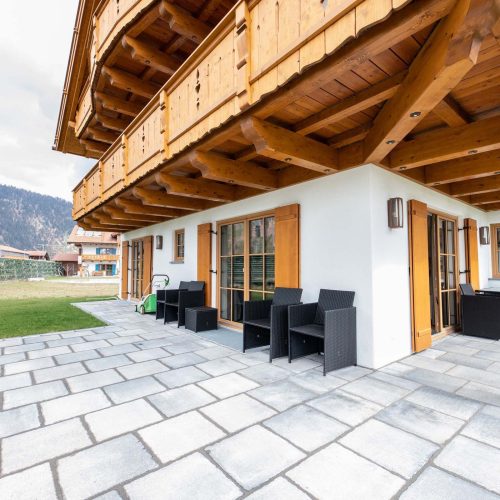 Terrasse mit Stühlen in Ferienwohnung in Garmisch-Partenkirchen