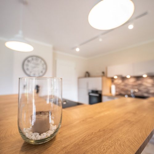 Ablage mit Kerze in Ferienwohnung in Garmisch-Partenkirchen