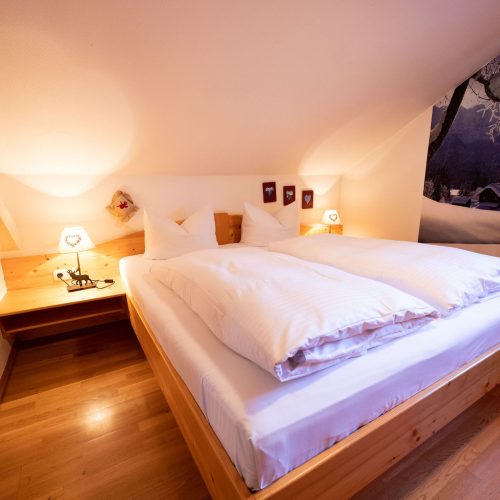 Doppelbett mit Kissen in Ferienwohnung in Garmisch-Partenkirchen