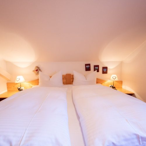 Doppelbett in Ferienwohnung in Garmisch-Partenkirchen