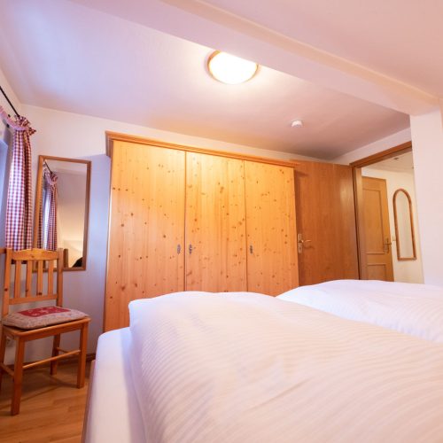 Doppelbett mit Schrank in Ferienwohnung in Garmisch-Partenkirchen