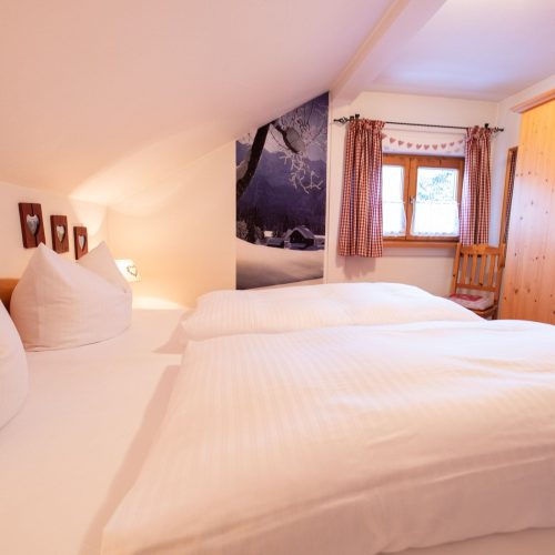 Doppelbett in Ferienwohnung in Garmisch-Partenkirchen