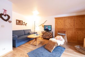 Wohnzimmer mit Schrank in Ferienwohnung in Garmisch-Partenkirchen