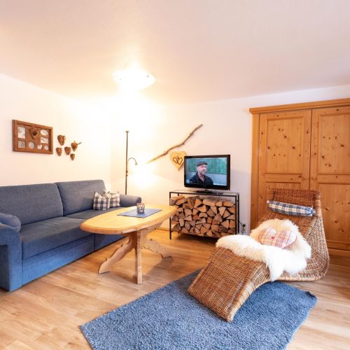 Wohnzimmer mit Schrank in Ferienwohnung in Garmisch-Partenkirchen
