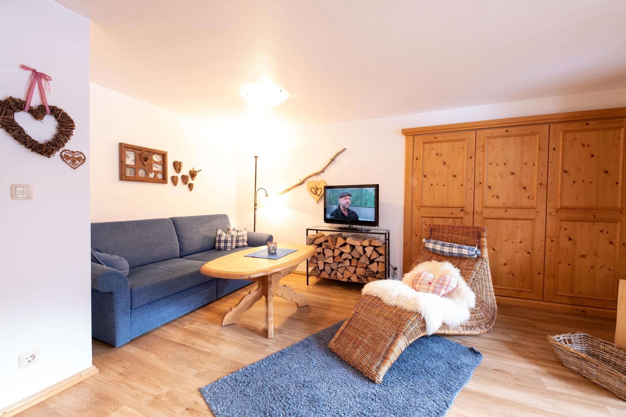 Wohnzimmer mit Schrank in Ferienwohnung in Garmisch-Partenkirchen