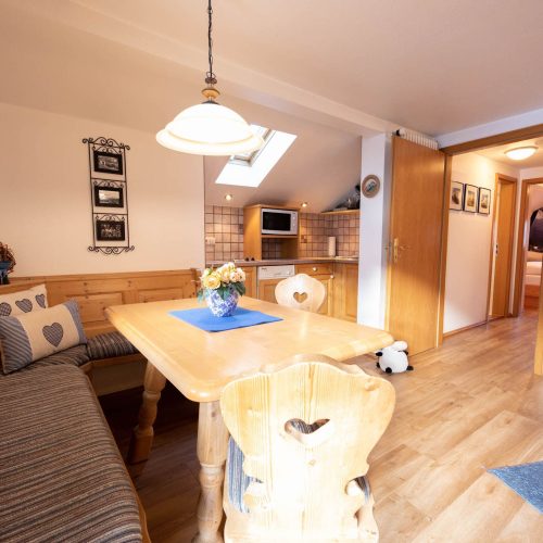 Essbereich mit Bank und Stühlen in Ferienwohnung in Garmisch-Partenkirchen