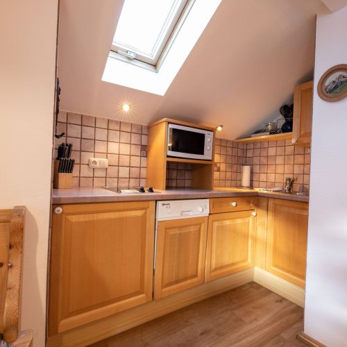 Küche mit Mikrowelle in Ferienwohnung in Garmisch-Partenkirchen