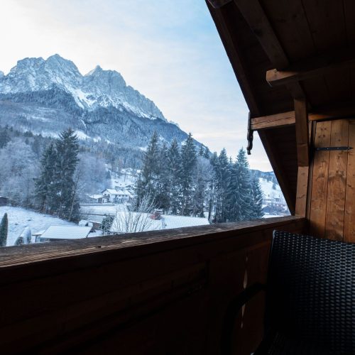 Balkon und Stuhl in Ferienwohnung in Garmisch-Partenkirchen