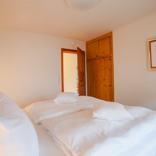 Doppelzimmer mit Schrank in Ferienwohnung in Garmisch-Partenkirchen