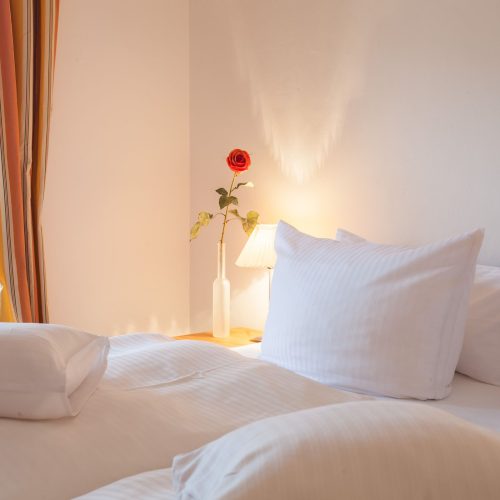 Doppelbett mit Blume in Ferienwohnung in Garmisch-Partenkirchen