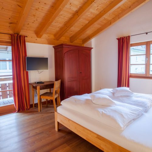 Doppelbett mit Fernseher in Ferienwohnung in Garmisch-Partenkirchen