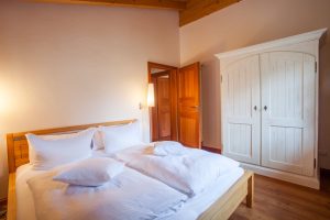 Doppelbett mit Kleiderschrank in Ferienwohnung in Garmisch-Partenkirchen