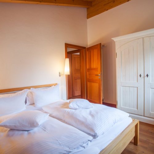 Doppelbett mit Kleiderschrank in Ferienwohnung in Garmisch-Partenkirchen