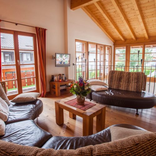 Wohnzimmer mit Blick auf das Esszimmer in Ferienwohnung in Garmisch-Partenkirchen