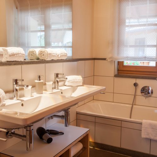 Badezimmer mit zwei Waschbecken in Ferienwohnung in Garmisch-Partenkirchen