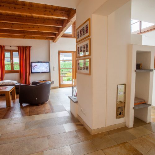 Wohnzimmer und Durchgang zur Küche in Ferienwohnung in Garmisch-Partenkirchen