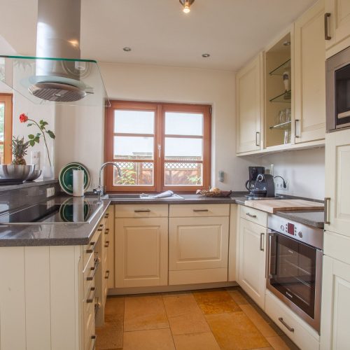 Küche mit Herd in Ferienwohnung in Garmisch-Partenkirchen