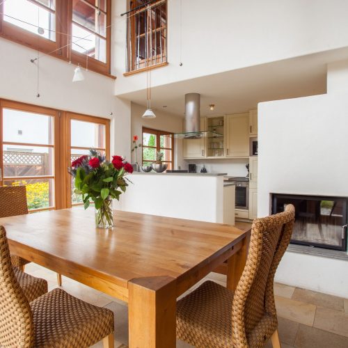 Esstisch mit Kamin in Ferienwohnung in Garmisch-Partenkirchen