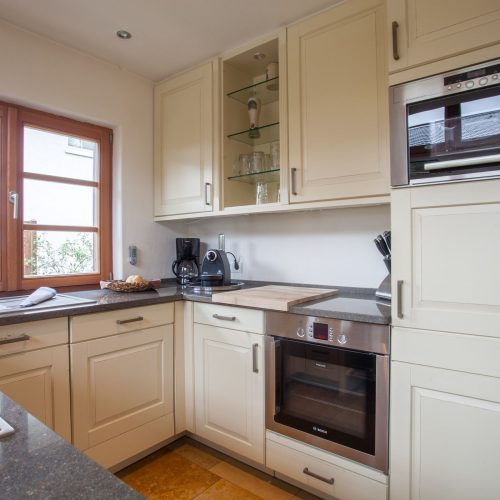 Küche mit Ofen in Ferienwohnung in Garmisch-Partenkirchen