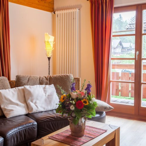 Wohnzimmer mit Sofa in Ferienwohnung in Garmisch-Partenkirchen