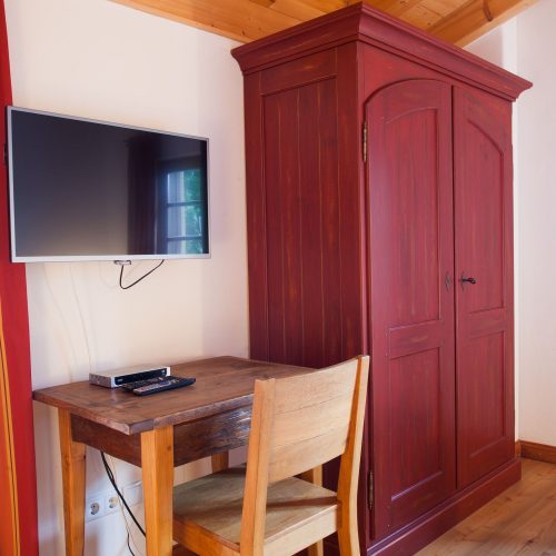 Fernseher mit Schrank in Ferienwohnung in Garmisch-Partenkirchen