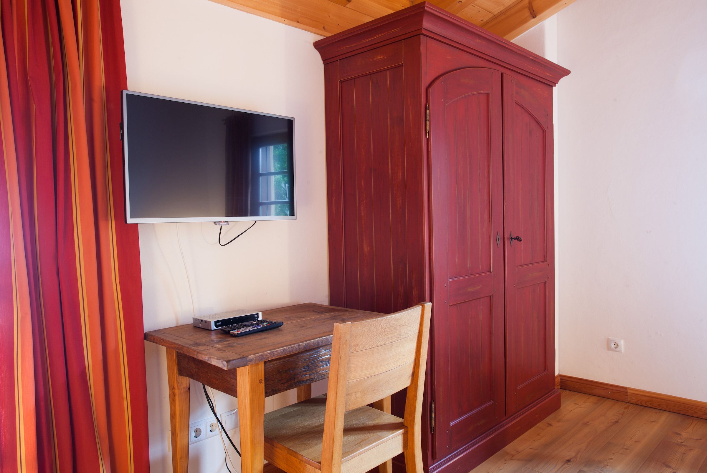 Fernseher mit Schrank in Ferienwohnung in Garmisch-Partenkirchen