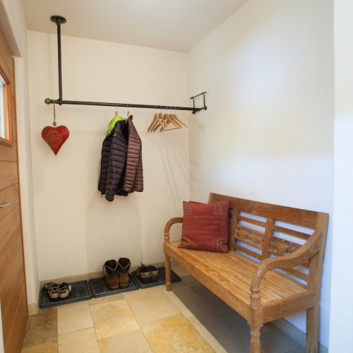 Flur mit Kleiderharken in Ferienwohnung in Garmisch-Partenkirchen