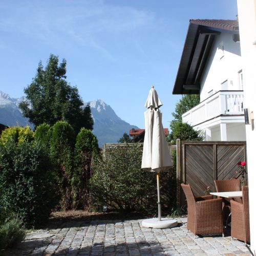 Terrasse mit Stühlen in Ferienwohnung in Garmisch-Partenkirchen