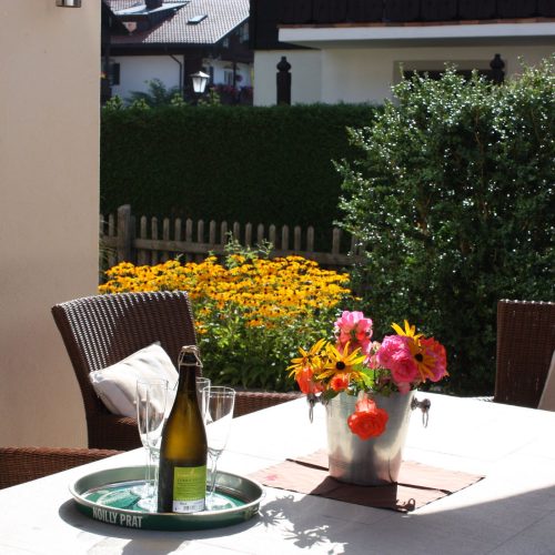 Tisch auf der Terrasse in Ferienwohnung in Garmisch-Partenkirchen