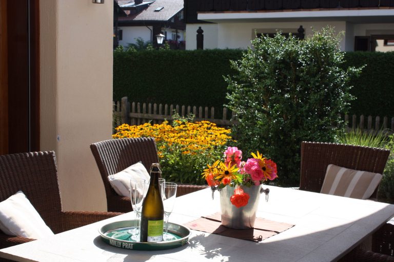 Tisch auf der Terrasse in Ferienwohnung in Garmisch-Partenkirchen
