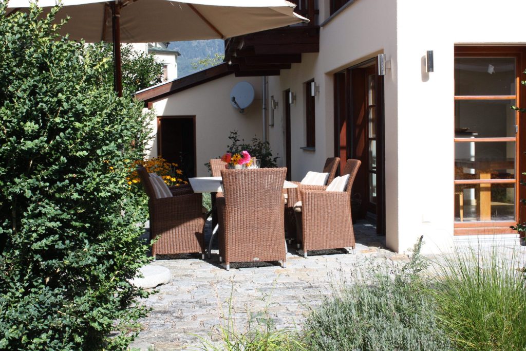 Terrasse mit Sonnenschirm in Ferienwohnung in Garmisch-Partenkirchen
