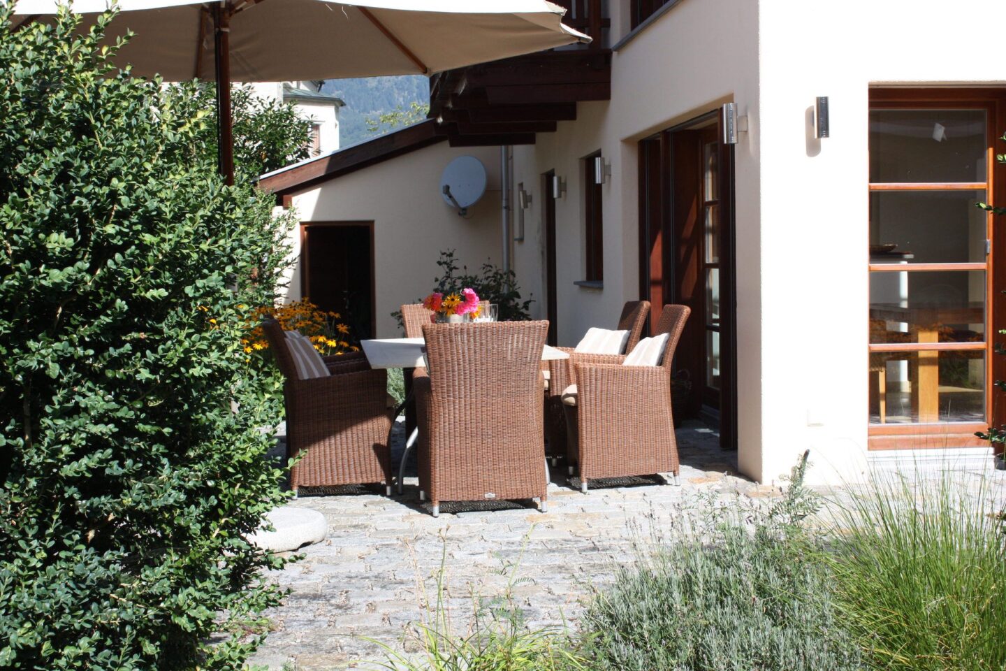 Terrasse mit Sonnenschirm in Ferienwohnung in Garmisch-Partenkirchen