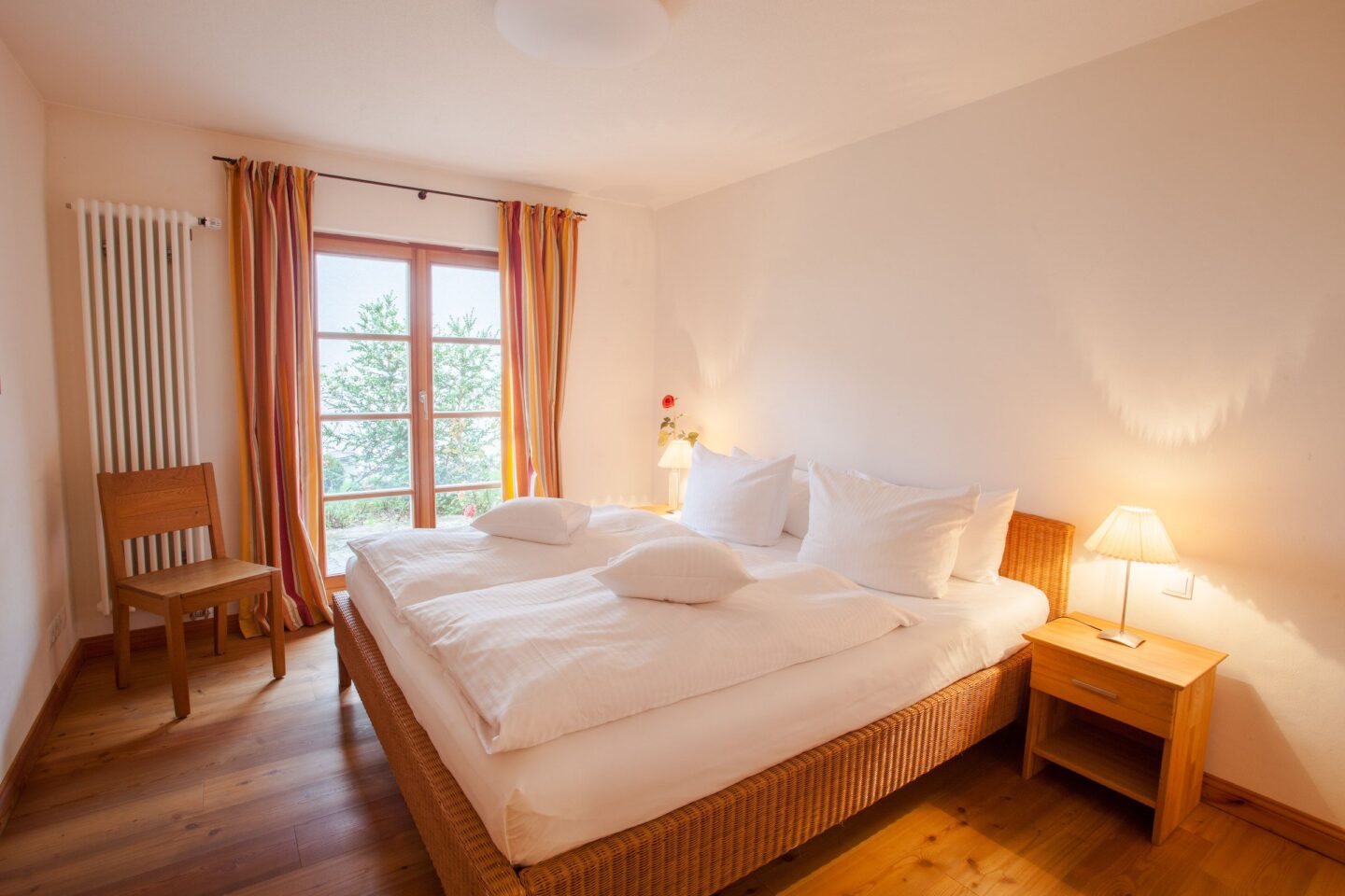 Doppelbett und Nachttisch in Ferienwohnung in Garmisch-Partenkirchen